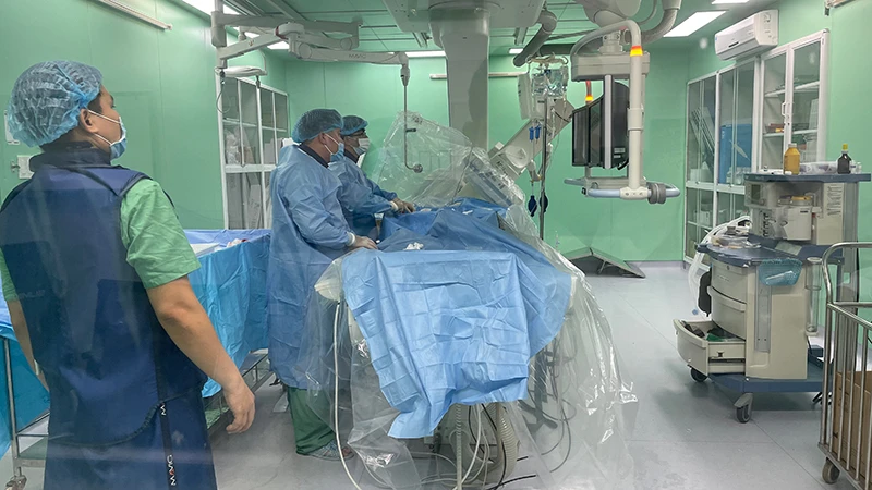Một ê-kíp của Bệnh viện Đa khoa Trung ương Cần Thơ đang can thiệp điều trị đột quỵ cho bệnh nhân.