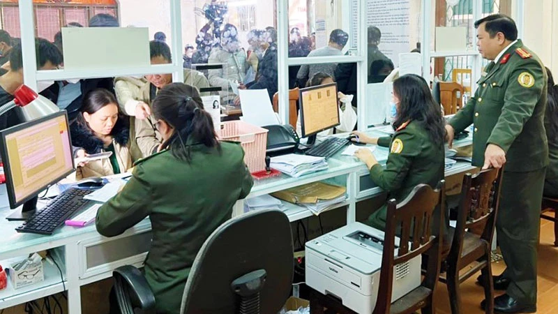 Cán bộ Phòng Quản lý xuất nhập cảnh Công an Quảng Bình làm thủ tục cấp hộ chiếu cho công dân.
