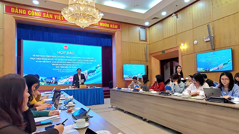 Thứ trưởng Kế hoạch và Đầu tư Trần Duy Đông chủ trì họp báo.