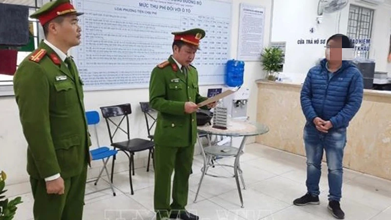 Công an tỉnh Hải Dương đọc lệnh khám xét Trung tâm đăng kiểm xe cơ giới 34-05D.