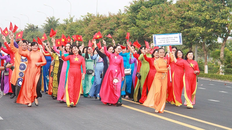 Phó Chủ tịch Ủy ban nhân dân tỉnh Vĩnh Long Nguyễn Thị Quyên Thanh cùng đoàn phụ nữ tỉnh diễu hành trên đường Võ Văn Kiệt, phường 9, thành phố Vĩnh Long. 