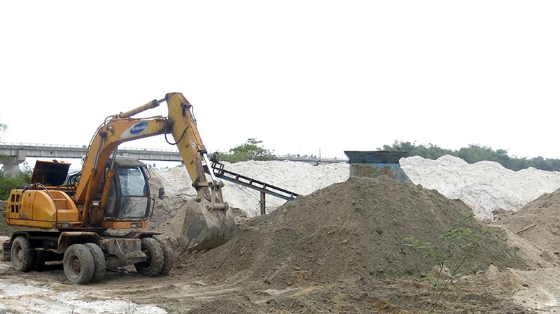 Nhiều đơn vị được cấp phép khai thác cát, sỏi trên sông thu Bồn.