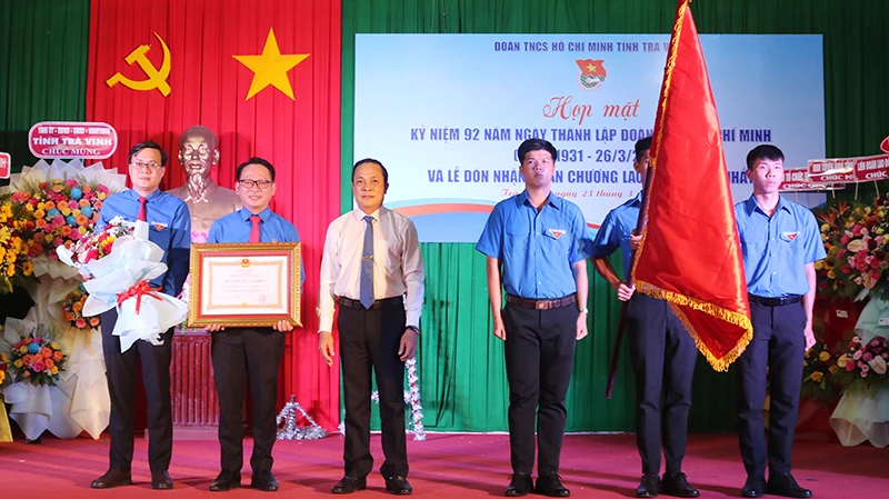 Bí thư Tỉnh Đoàn Trà Vinh Trần Trí Cường (thứ hai bên trái) đại diện Tỉnh Đoàn Trà Vinh nhận Quyết định của Chủ tịch nước về việc tặng thưởng Huân chương Lao động.