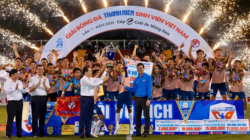 Phó Thủ tướng Chính phủ Lê Minh Khái và lãnh đạo Trung ương Đoàn trao thưởng chức vô địch cho các sinh viên Trường đại học Huế.