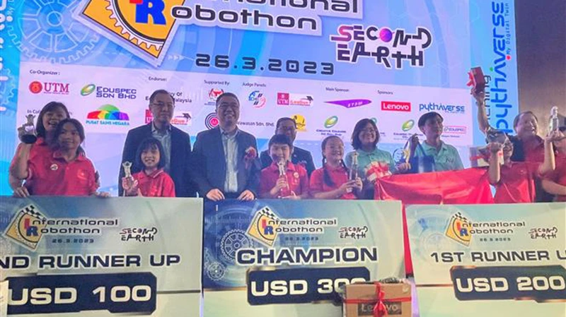 Bộ trưởng Bộ Khoa học Công nghệ và Đổi mới Malaysia Chang Lih Kang chụp ảnh kỷ niệm cùng đội tuyển Việt Nam. (Ảnh:/TTXVN)