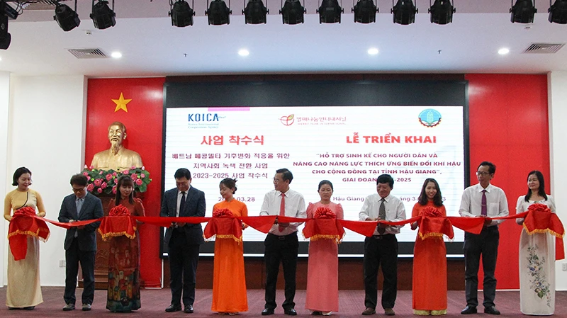 Nghi thức cắt băng khởi động dự án.
