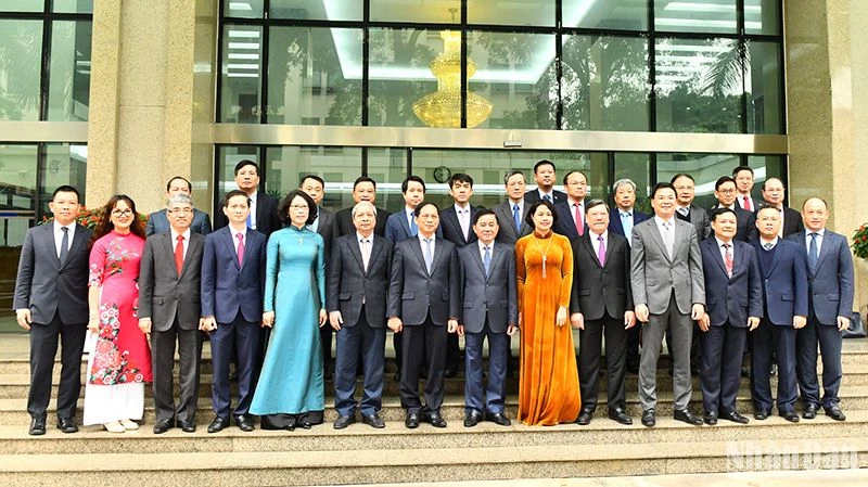 Đồng chí Trần Cẩm Tú, Ủy viên Bộ Chính trị, Bí Thư Trung ương Đảng, Chủ nhiệm Ủy ban Kiểm tra Trung ương với các Trưởng Cơ quan đại diện Việt Nam ở nước ngoài tại buổi gặp mặt. (Ảnh: Đăng Khoa)