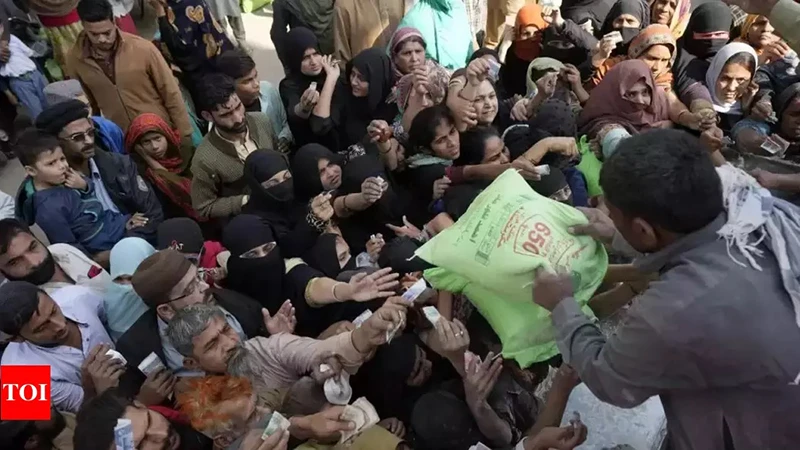Tình trạng chen lấn diễn ra tại các điểm phân phát bột mỳ ở Pakistan. (Nguồn: Times of India)