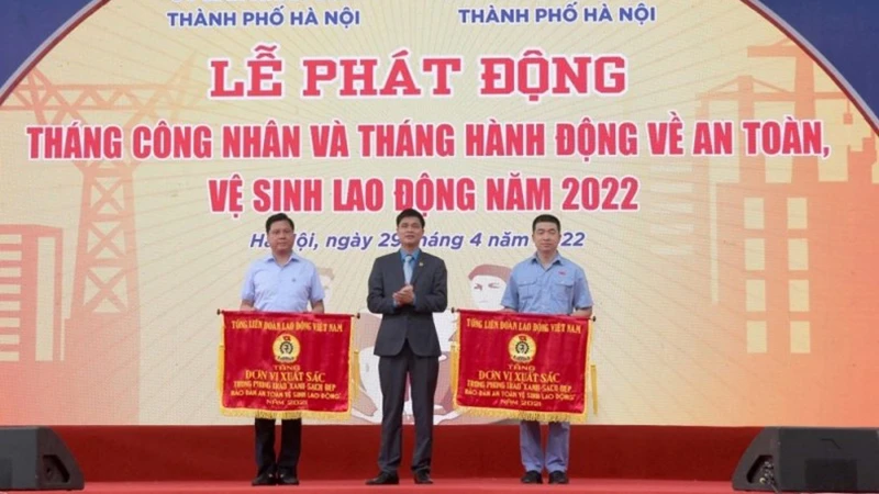 Phó Chủ tịch Tổng Liên đoàn Lao động Việt Nam Ngọc Duy Hiểu trao Cờ thi đua tặng các tập thể có thành tích xuất sắc trong công tác an toàn, vệ sinh lao động tại lễ phát động Tháng Công nhân 2022 do Liên đoàn lao động thành phố Hà Nội tổ chức.