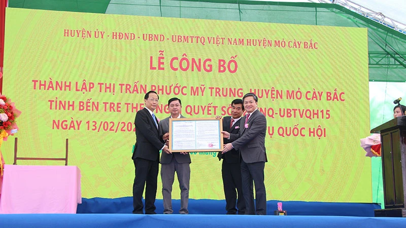 Lãnh đạo tỉnh Bến Tre trao quyết định thành lập thị trấn Phước Mỹ Trung (huyện Mỏ Cày Bắc).