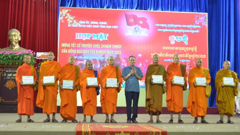 Bí thư Tỉnh ủy Bạc Liêu Lữ Văn Hùng tặng quà các vị chức sắc đồng bào Khmer có nhiều đóng góp xây dựng quê hương.