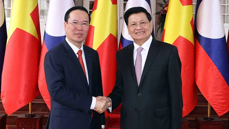 Chủ tịch nước Võ Văn Thưởng và Tổng Bí thư, Chủ tịch nước Lào Thongloun Sisoulith tại lễ đón. (Ảnh: Thống Nhất/TTXVN)
