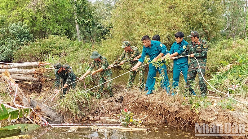 Lực lực lượng công binh tỉnh Trà Vinh tiến hành thu gom quả bom tại xã Long Vĩnh, huyện Duyên Hải.
