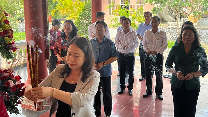Đồng chí Võ Thị Ánh Xuân cùng Đoàn công tác thắp hương tại đền thờ liệt sĩ xã Định Thủy.