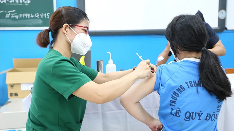 Trẻ em (từ 5 tuổi trở lên), đặc biệt nhóm có yếu tố nguy cơ cao, nếu chưa tiêm cần nhanh chóng đi tiêm vaccine phòng Covid-19, và tiêm nhắc lại, tiêm bổ sung đúng theo quy định.