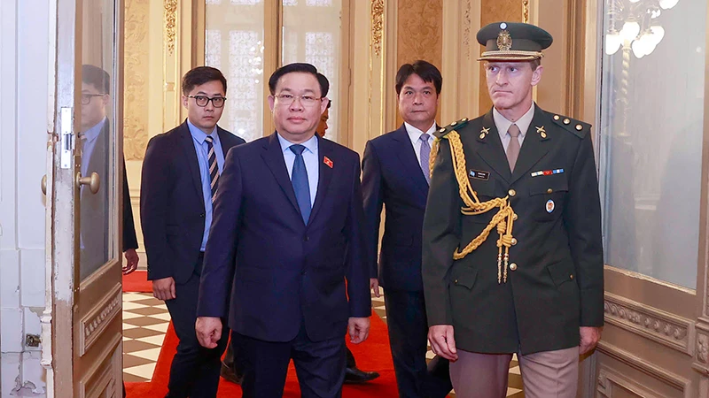 Chủ tịch Quốc hội Vương Đình Huệ đến hội kiến Tổng thống Argentina Alberto Fernandez. (Ảnh Doãn Tấn)