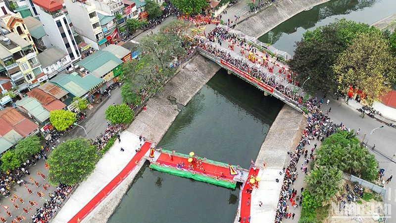Nghi lễ “Độ hà” - rước kiệu Thánh qua sông Tô Lịch, được thực hiện bằng việc trai đinh khiêng kiệu lội qua sông Tô Lịch mà không đi trên cầu với hàm ý có từ xa xưa là “con không đi trên đầu cha”.