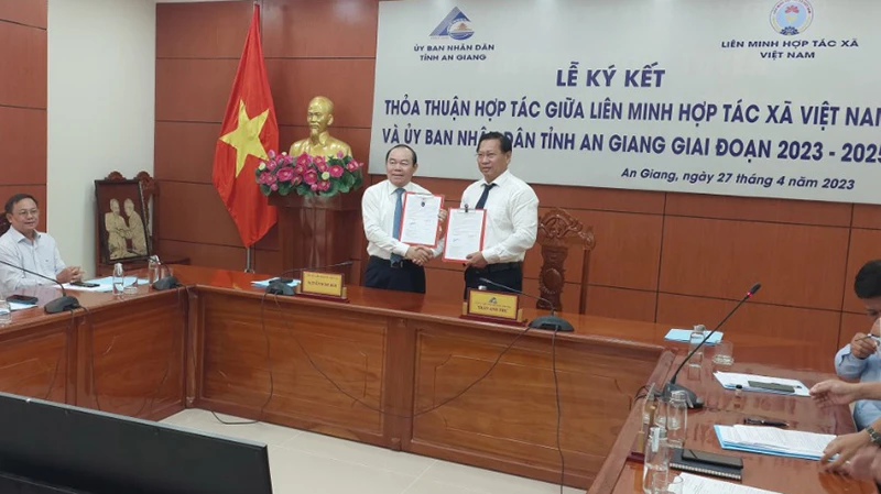 Quang cảnh lễ ký kết.