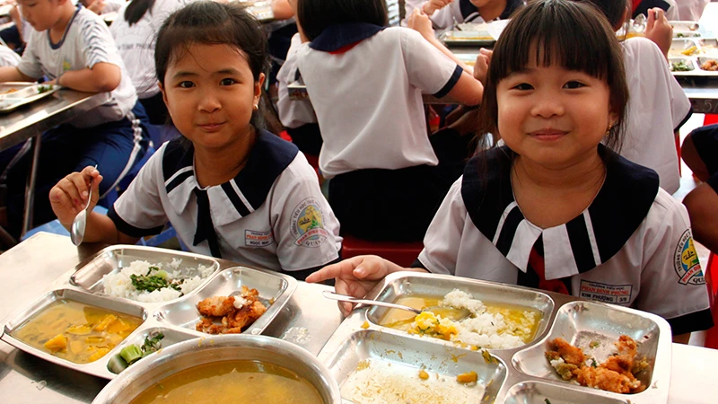Bữa ăn trưa của học sinh Trường tiểu học Phan Đình Phùng (Thành phố Hồ Chí Minh) theo mô hình dự án Bữa ăn học đường. 