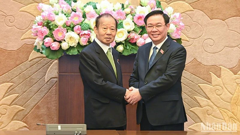 Chủ tịch Quốc hội Vương Đình Huệ và Chủ tịch Liên minh Nghị sĩ hữu nghị Nhật Việt Nikai Toshihiro tại buổi tiếp.