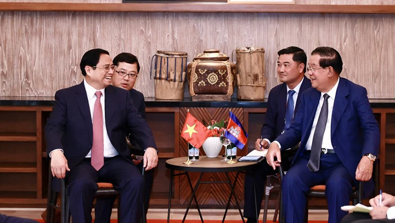 Thủ tướng Phạm Minh Chính gặp Thủ tướng Campuchia Hun Sen nhân dịp sang dự Hội nghị cấp cao ASEAN lần thứ 42 tại Labuan Bajo, Indonesia. (Ảnh: Dương Giang/TTXVN)