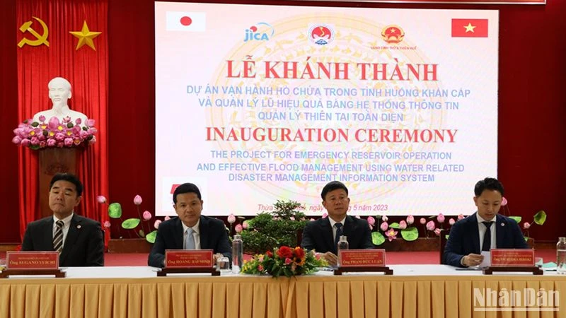 Lãnh đạo Cục Quản lý đê điều và Phòng, chống thiên tai, Ủy ban nhân dân tỉnh Thừa Thiên Huế cùng các đơn vị đối tác của Nhật Bản phối hợp tổ chức khánh thành dự án.