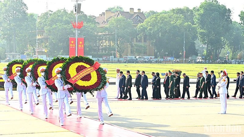 Các đồng chí lãnh đạo, nguyên lãnh đạo Đảng, Nhà nước vào Lăng viếng Chủ tịch Hồ Chí Minh.