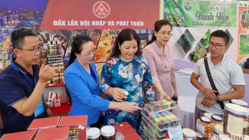 Lãnh đạo Sở Công thương Hà Nội tham quan, tìm hiểu các sản phẩm thực phẩm an toàn của doanh nghiệp.