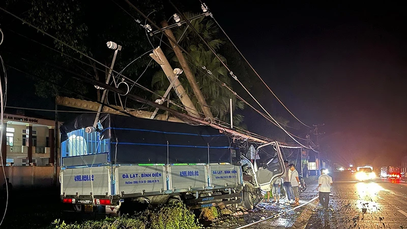 Vụ tai nạn khiến hai trụ điện bị gãy.