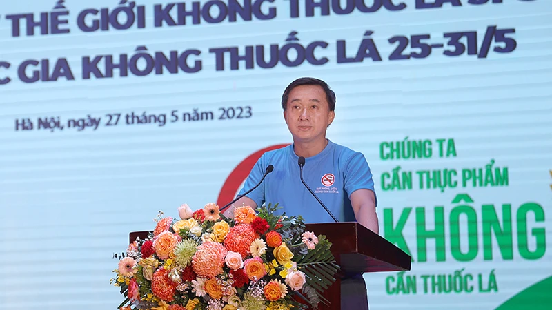 Thứ trưởng Bộ Y tế Trần Văn Thuấn phát biểu tại lễ mít tinh kêu gọi các bộ, ngành, ủy ban nhân dân các tỉnh, thành phố tiếp tục chỉ đạo tăng cường thực thi Luật Phòng, chống tác hại của thuốc lá và tổ chức các hoạt động thiết thực hưởng ứng Ngày Thế giới không thuốc lá.