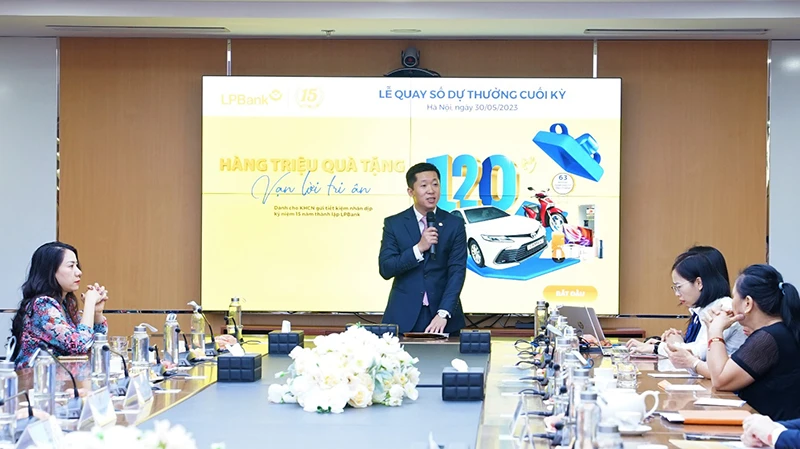 Lễ quay số trúng thưởng có sự tham dự của đại diện LPBank, Phó Tổng giám đốc thường trực Vũ Quốc Khánh.