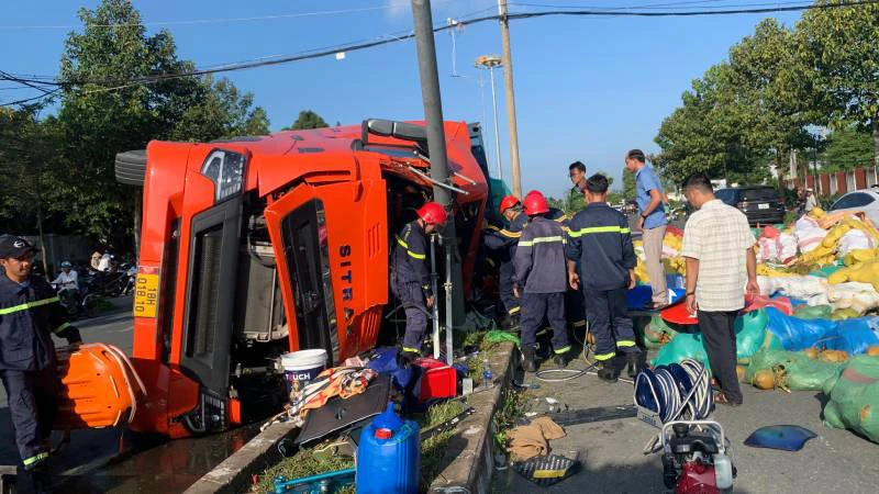 Hiện trường lực lượng chức năng giải cứu nạn nhân.