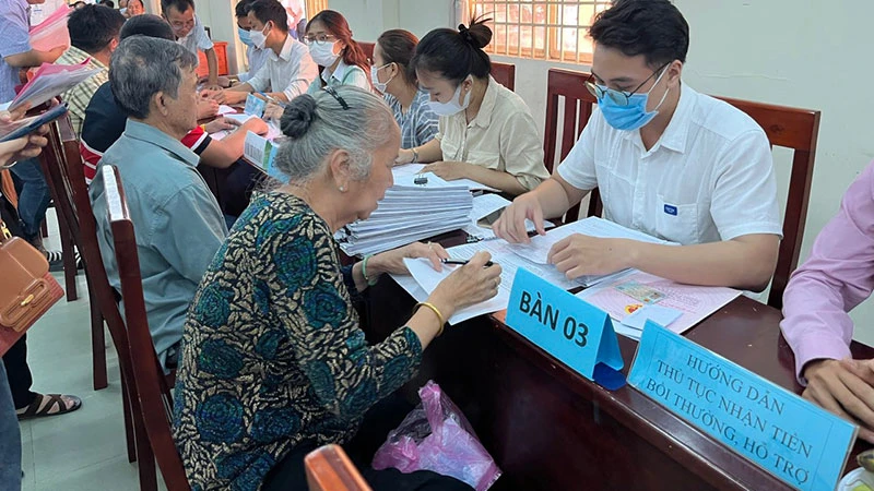 Huyện Củ Chi chi trả bồi thường cho người dân có đất bị thu hồi tại Dự án đường Vành đai 3.