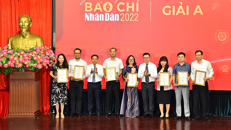 Tổng Biên tập Lê Quốc Minh và Phó Tổng Biên tập Đinh Như Hoan trao giải A cho các tác giả, đại diện nhóm tác giả đạt Giải Báo chí Nhân Dân năm 2022.