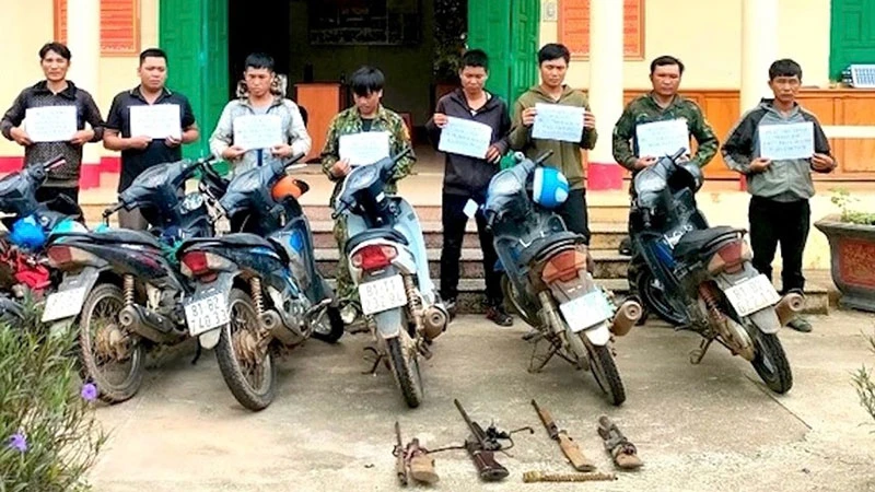 Các đối tượng và tang vật bị lực lượng Biên phòng bắt giữ.