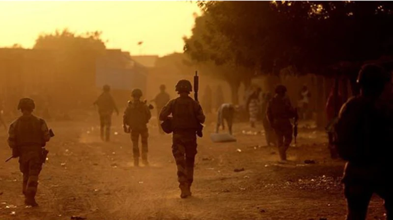 Binh sĩ Pháp tham gia chiến dịch Barkhane tuần tra trên đường phố tại Gao (Mali), ngày 4/12/2021. (Ảnh: AFP/TTXVN)
