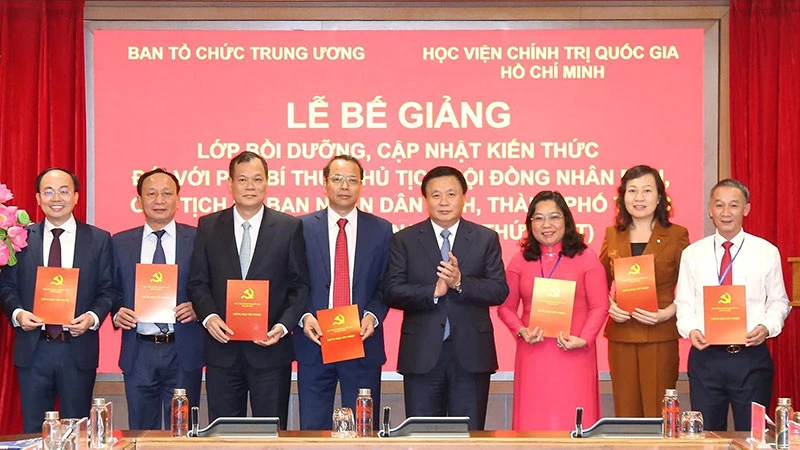 Đồng chí Nguyễn Xuân Thắng trao chứng chỉ tốt nghiệp cho các học viên Lớp học.