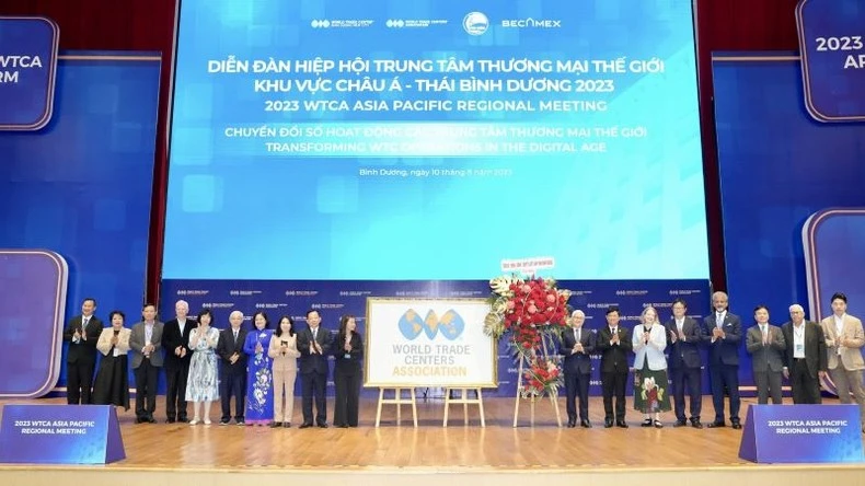 Các đại biểu tham dự diễn đàn chụp ảnh lưu niệm.