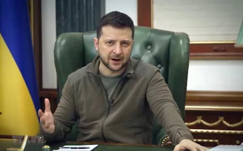 Tổng thống Ukraine Volodymyr Zelensky phát biểu tại một cuộc họp ở Kiev. (Ảnh: AFP/TTXVN)