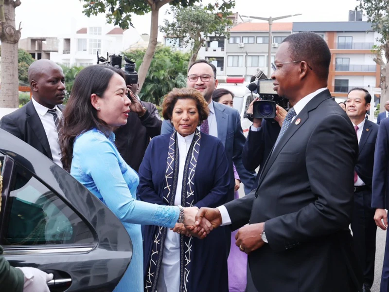 Tổng Thư ký Đảng FRELIMO Roque Silva đón Phó Chủ tịch nước Võ Thị Ánh Xuân.