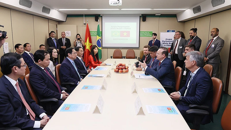 Thủ tướng Chính phủ Phạm Minh Chính tiếp Chủ tịch Nhóm Nghị sĩ hữu nghị Brazil-Việt Nam Márcio Honaiser và các nghị sĩ thành viên. (Ảnh: DƯƠNG GIANG)