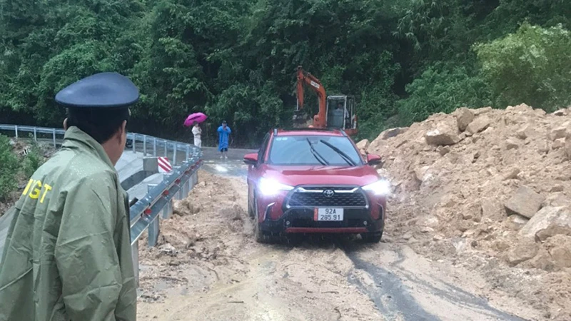 Điểm sạt lở tại khu vực Đèo Le trên tuyến ĐT611 đã thông xe bước 1.