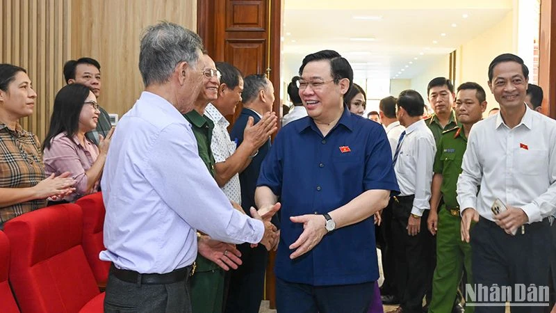 Chủ tịch Quốc hội Vương Đình Huệ với các đại biểu dự hội nghị tiếp xúc cử tri tại quận Đồ Sơn, thành phố Hải Phòng.