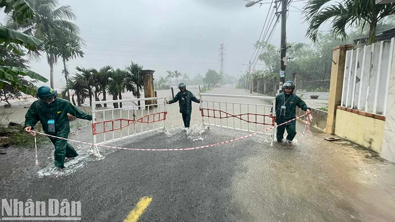 Thực hiện giăng dây cảnh báo, chốt chặn tại xã Hòa Phong.