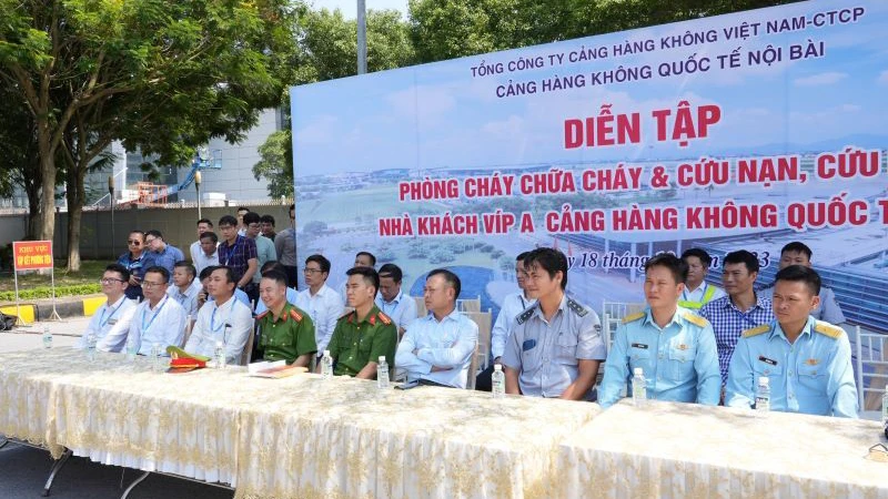 Cảng Hàng không quốc tế Nội Bài tổ chức diễn tập phòng cháy chữa cháy và cứu nạn, cứu hộ năm 2023 tại khu vực Nhà khách VIP A với sự phối hợp của nhiều lực lượng.