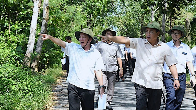Bí thư Tỉnh ủy Cà Mau Nguyễn Tiến Hải (bìa phải, hàng thứ nhất) khảo sát vị trí xây dựng Đền thờ Bác Hồ tại Bến Vàm Lũng.