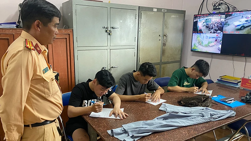 Cơ quan công an làm việc với 3 đối tượng.
