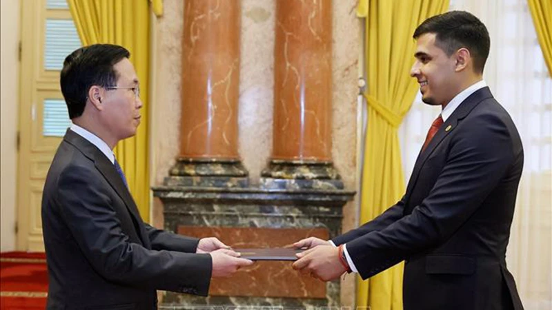 Chủ tịch nước Võ Văn Thưởng tiếp nhận Quốc thư của Đại sứ Venezuela Juan Carlos Fernandes Juarez. (Ảnh: TTXVN)