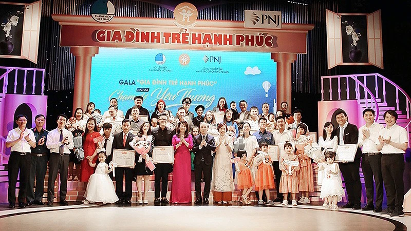 Đồng chí Phạm Tất Thắng, Ủy viên Trung ương Đảng, Phó Trưởng Ban Thường trực Ban Dân vận Trung ương (ở giữa, hàng đầu) trao Bằng khen tặng các "Gia đình trẻ hạnh phúc" năm 2023.