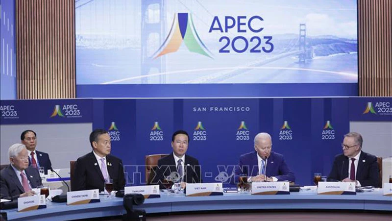 Chủ tịch nước Võ Văn Thưởng và các Nhà lãnh đạo APEC. (Ảnh: TTXVN)